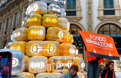 Ultima Generazione, blitz in Galleria a Milano: imbrattato l’albero 